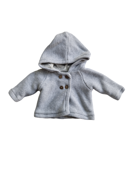 Veste grise en tricot avec capuche naissance