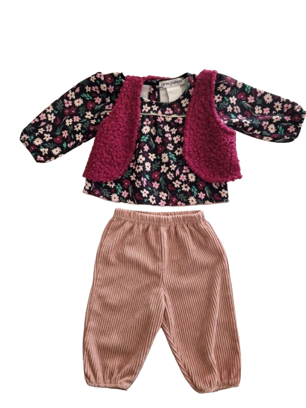 Ensemble blouse fleurie, gilet serveur et pantalon rose P'tit Môme 9 mois